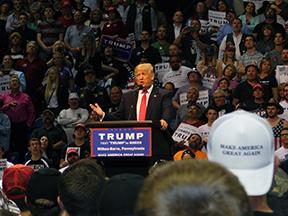 Trump rally brings thousands day before Pa. Primary