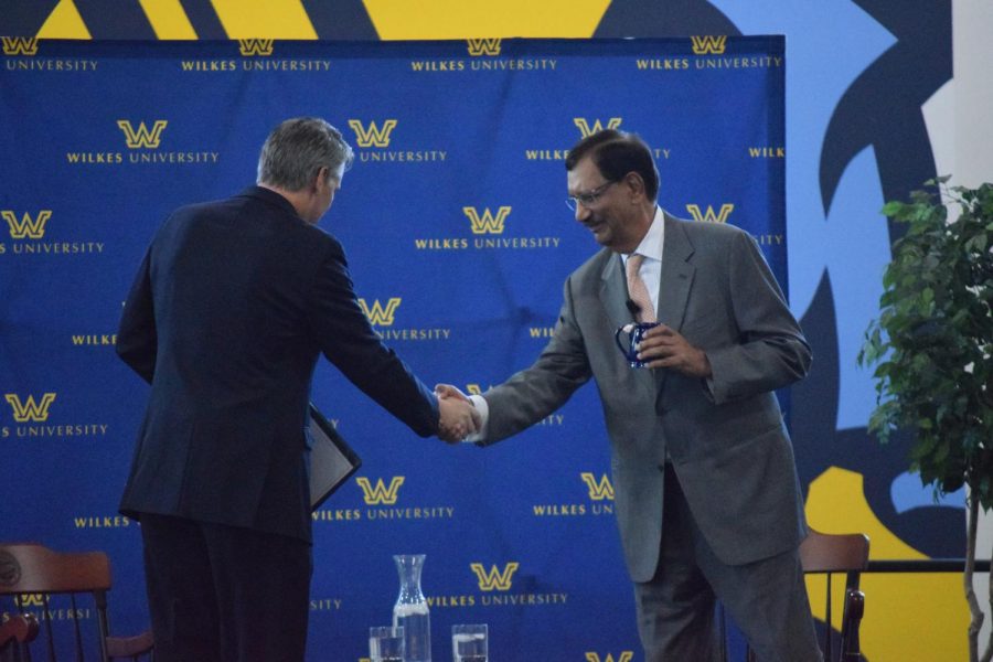 Leahy and Sidhu shake hands before the Q & A on Oct. 17. Sidhu, chairman and CEO of Customers Bank, received his MBA at Wilkes in 1973.