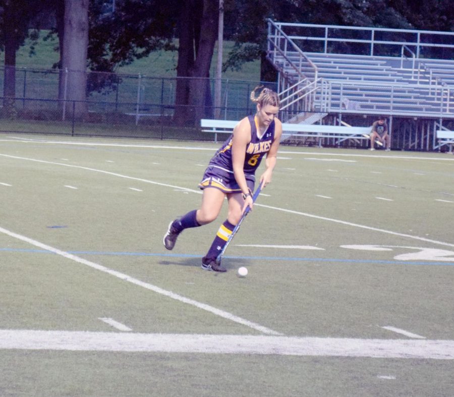 Senior+Hayley+Gayoski+plays+looks+to+start+a+Colonel+attack