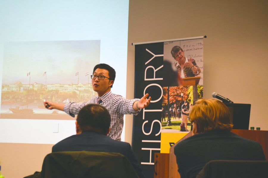 Shimizu and Kuiken listen on as Zheng further discusses Chinese trade history.