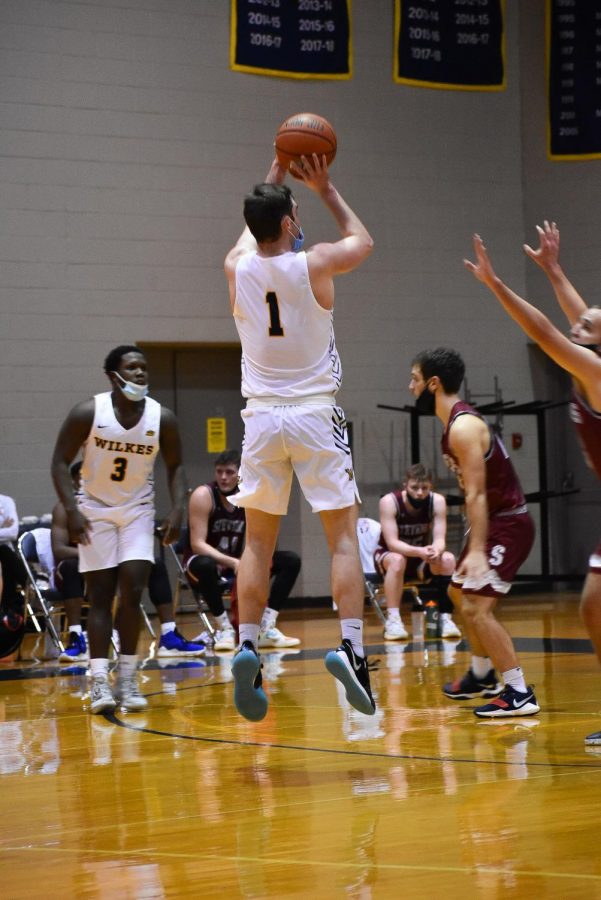 Junior guard Sean Coller hit a three-pointer late in the second half to give the Colonels a two-point lead. 