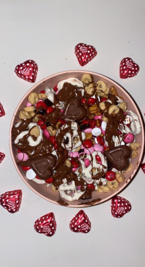 Looking for a fun acitivity to do with a signifi cant other or friends this
Valentine’s Day, try making this tasty and affordable trail mix together.