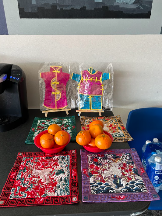 Oranges were provided at the event, as they are believed to provide good luck. Students were also able to view traditional Chinese art and accessories.