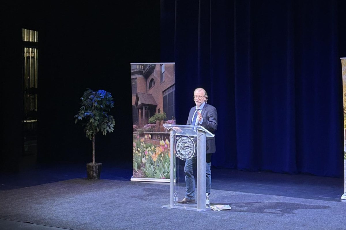 George Saunders speaks to the crowd.